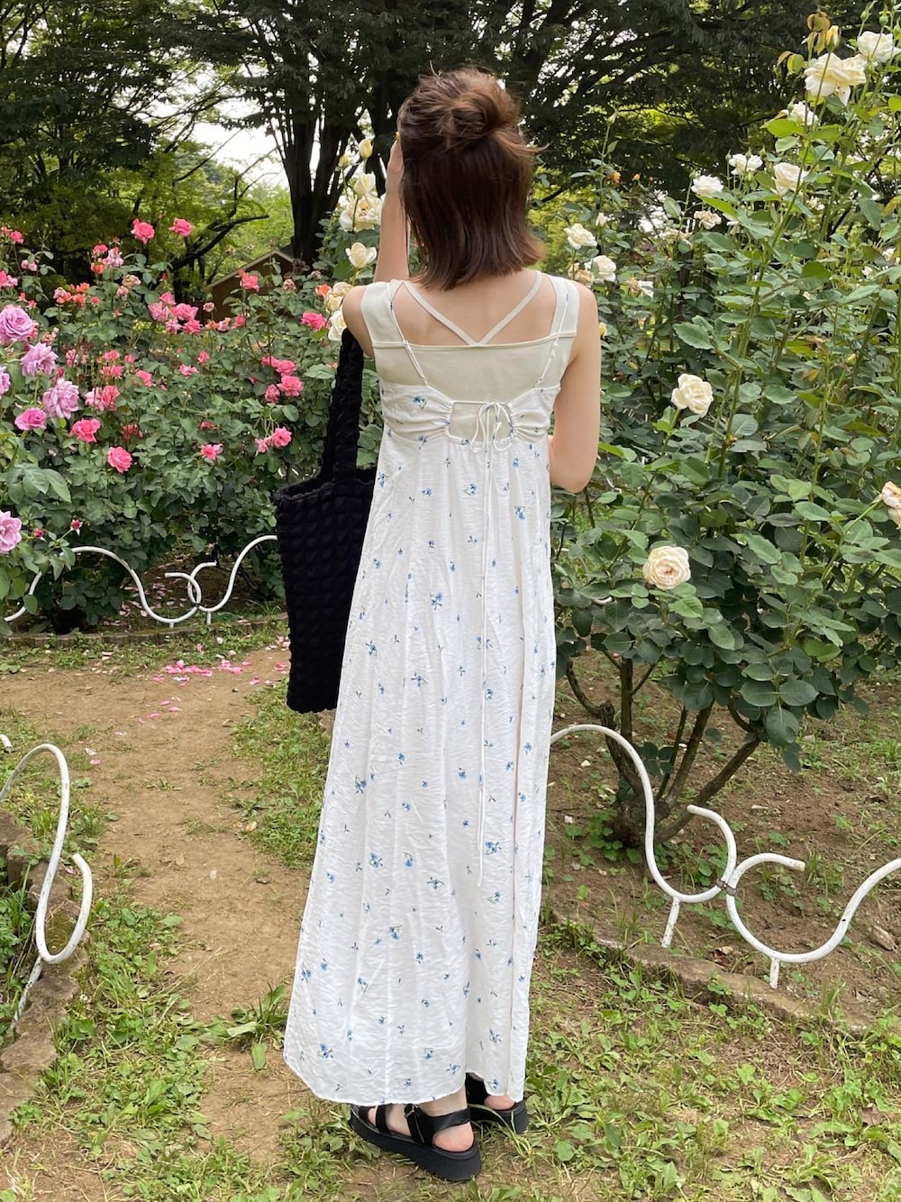 「カジュアルスタイル、夏服、休日コーデ、ワンピース、キャミワンピ、ジーナシス、グルカサンダル、オトナカワイイ、プチプラミックス」｜「JEANASISのホルターデザインソウバリタンク/955915（タンクトップ、ホワイト系）」を使った、ナオ✌︎さん（レディース・166cm）の夏コーディネートの1枚目の写真