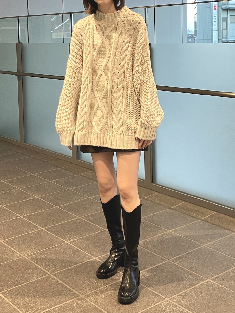 「冬コーデ、ミニワンピ、ニットワンピース、ロングブーツ、ゆるコーデ、淡色コーデ、ワンピース、dholic、高身長女子、ベージュコーデ」｜「DHOLICのアイテム（ニット/セーター、ホワイト系）」を使った、ナオ✌︎さん（レディース・166cm）の冬コーディネートの1枚目の写真