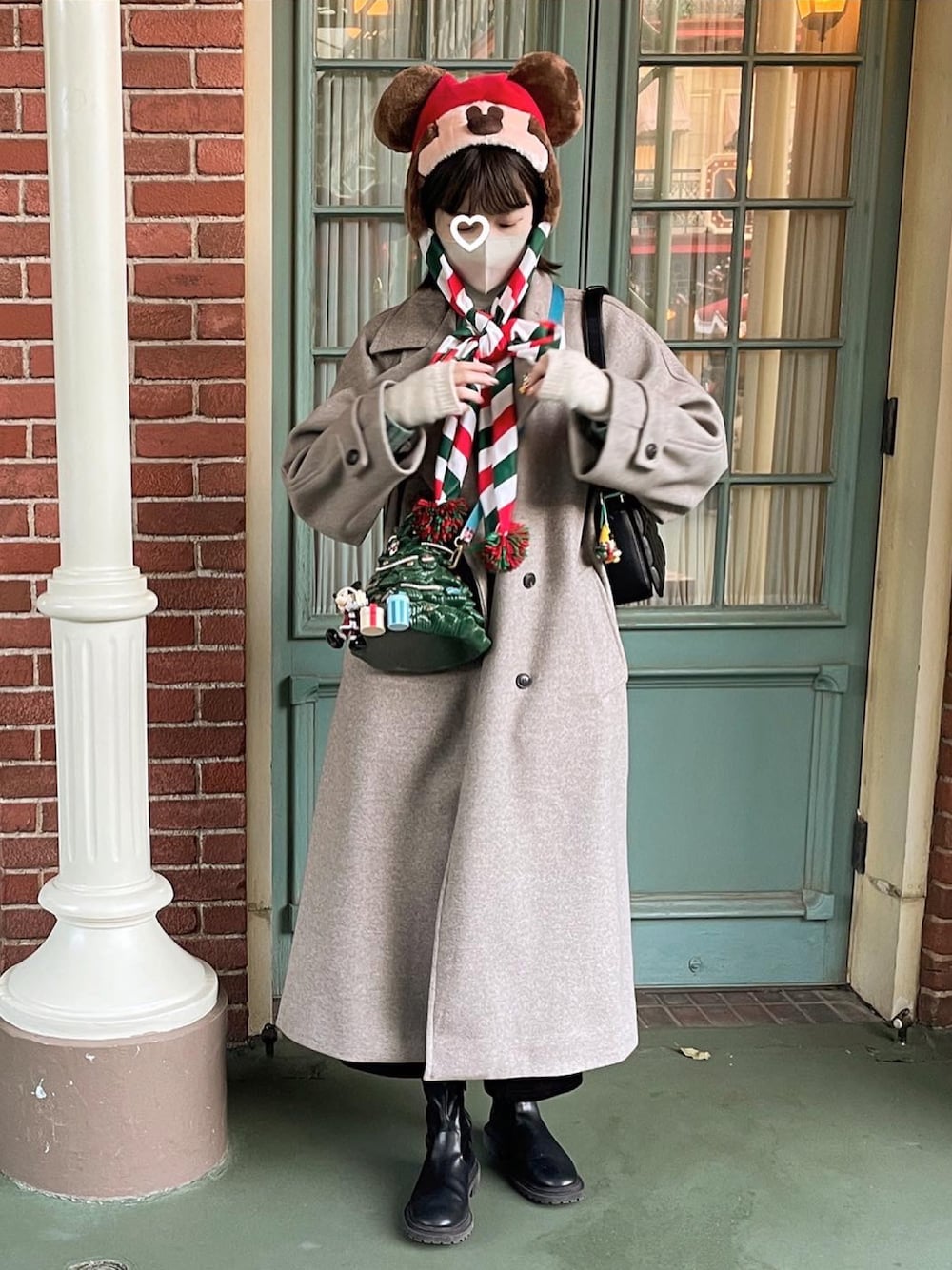 「クリスマスに着たい服、休日コーデ、クリスマスコーデ、ディズニーコーデ、ディズニーランド、ミッキー、dholic、ロングコート、プチプラコーデ、冬コーデ」｜「earth music&ecologyのキルティングショルダー（トートバッグ、ブラック系）」を使った、ナオ✌︎さん（レディース・166cm）の冬コーディネートの1枚目の写真