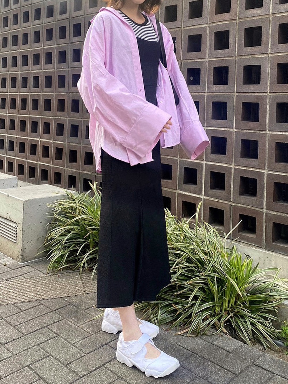 「休日スタイル、エアリフト、GRL、dholic、ワンピース、シャツスタイル、ピンク、ピンクコーデ、フレアスリーブ」｜「NIKEのNIKE WMNS AIR RIFT BR ナイキ ウィメンズ エア リフト BR（サンダル、ホワイト系）」を使った、ナオ✌︎さん（レディース・166cm）の春コーディネートの1枚目の写真