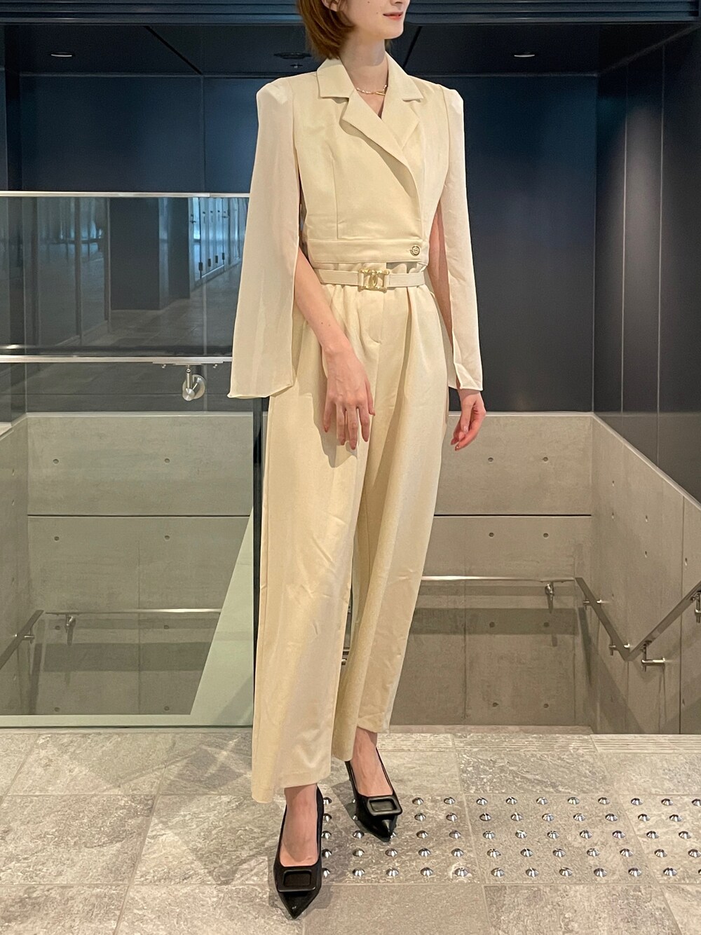 「オフィスカジュアル、秋コーデ、オトナカワイイ、高身長女子、キレイめ、韓国ファッション、オールインワン、ケープ、お呼ばれスタイル、シアートップス」｜「DHOLICのアイテム（つなぎ/オールインワン、ベージュ系）」を使った、ナオ✌︎さん（レディース・166cm）の夏コーディネートの1枚目の写真