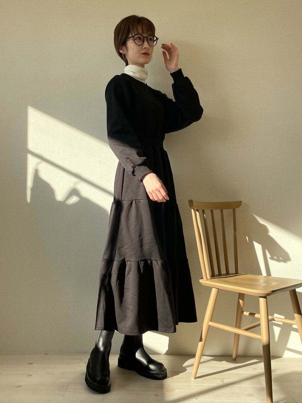 「オールブラック、大人カジュアル、ティアードワンピース、カジュアル、チェルシーブーツ、高身長女子、モノトーン、dholic、デート、ダテメガネ」｜「DHOLICのアイテム（ワンピース/ドレス、ブラック系）」を使った、ナオ✌︎さん（レディース・166cm）の冬コーディネートの1枚目の写真
