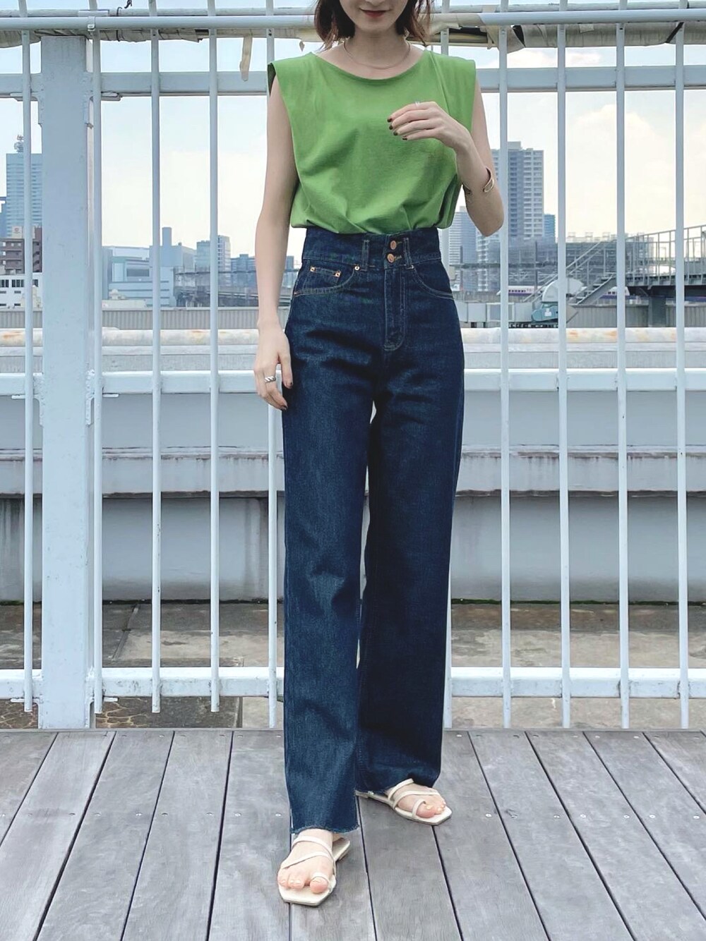 「カジュアルコーデ、シンプルコーデ、夏だ！Tシャツ着よう！、パンツスタイル、ノースリーブ、グリーン、ハイウエスト、デニム、大人カジュアル、パンツコーデ」｜「DHOLICのショルダータックスリーブレス（Tシャツ/カットソー、グリーン系）」を使った、ナオ✌︎さん（レディース・166cm）の夏コーディネートの1枚目の写真