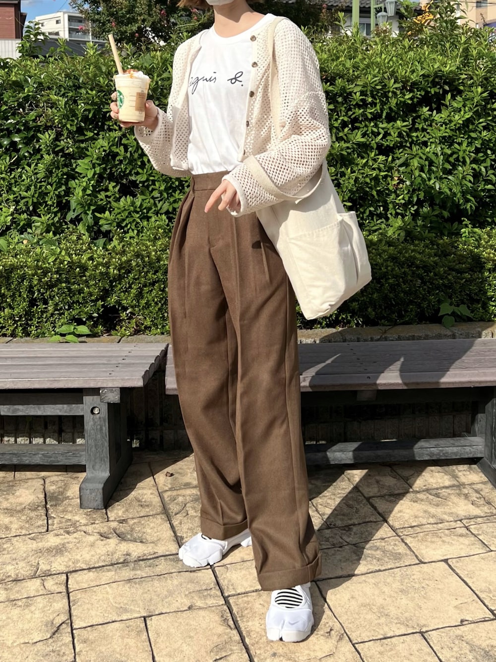 「GU、秋冬コーデ、ワイドパンツ、ブラウン、プチプラコーデ、骨格ナチュラル、高身長コーデ、ベージュ、ロゴT、パンツコーデ」｜「GUのアイテム（パンツ、ブラウン系）」を使った、ナオ✌︎さん（レディース・166cm）の秋コーディネートの1枚目の写真