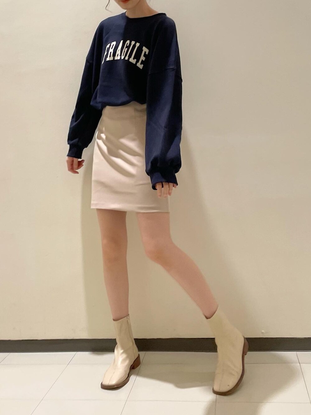 「秋服、秋冬コーデ、カジュアル、ロゴスウェット、スウェット、ミニスカート、高身長女子、トレーナー、dholic、おしゃれさんと繋がりたい」｜「DHOLICのアイテム（スカート、ベージュ系）」を使った、ナオ✌︎さん（レディース・166cm）の秋コーディネートの1枚目の写真