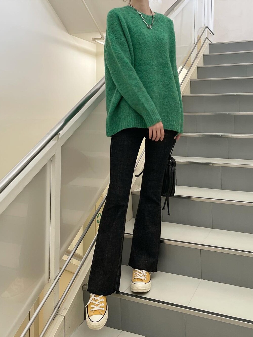 「オトナカジュアル、グリーン、カラーニット、スニーカー、フレアパンツ、デニムパンツ、デニム、ニットコーデ、韓国ファッション、dholic」｜「DHOLICのアイテム（ニット/セーター、グリーン系）」を使った、ナオ✌︎さん（レディース・166cm）の秋コーディネートの1枚目の写真