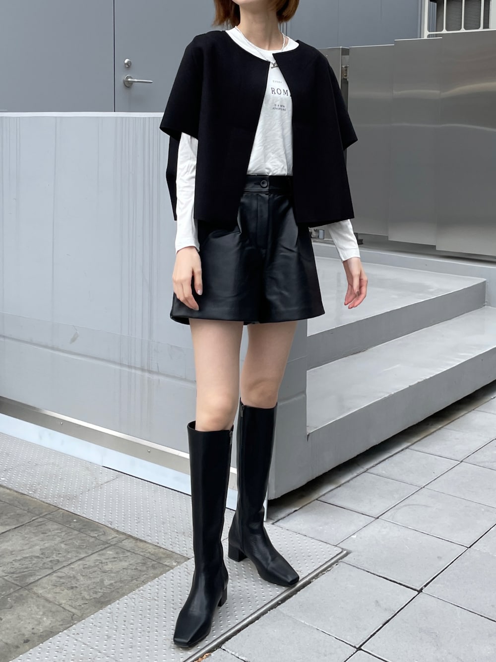 「秋ルック紹介するよ、大人カジュアル、秋服コーデ、モノトーン、レザーパンツ、ショートパンツ、ロングブーツ、ベスト、ポンチョ、黒」｜「DHOLICのラウンドロングブーツ（ブーツ、ブラック系）」を使った、ナオ✌︎さん（レディース・166cm）の秋コーディネートの1枚目の写真