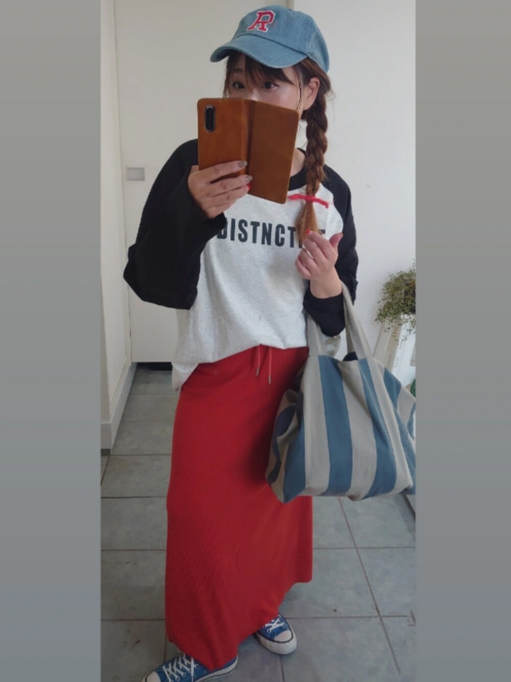 「カジュアル、オトナカジュアル、ロゴT、ロンT、ラグランTシャツ、キャップ、スカート、スカートスタイル、スニーカー、コンバース」｜「owndailyのアイテム（Tシャツ/カットソー、ブラック系）」を使った、nさん（レディース・157cm）の秋コーディネートの1枚目の写真