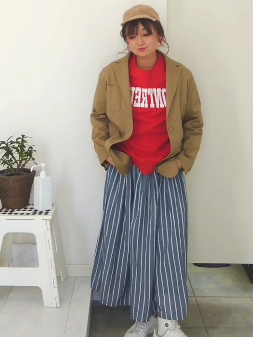 オレンジ系のスウェットを着用したレディースの冬コーディネートの5枚目の写真