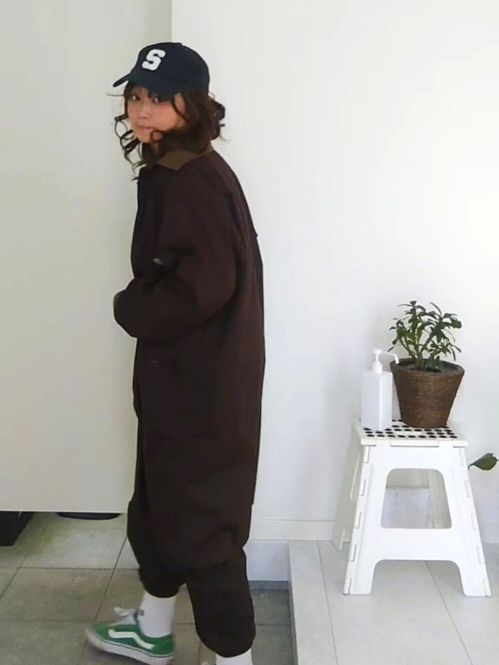 ブラウン系のその他アウター、ブラウン系のその他パンツ、ブラック系のTシャツ/カットソーを着用したレディースの冬コーディネートの2枚目の写真