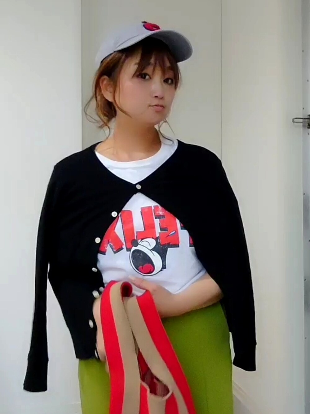 グリーン系のその他パンツ、レッド系のトートバッグ、ブラック系のカーディガン/ボレロを着用したレディースの春コーディネートの4枚目の写真