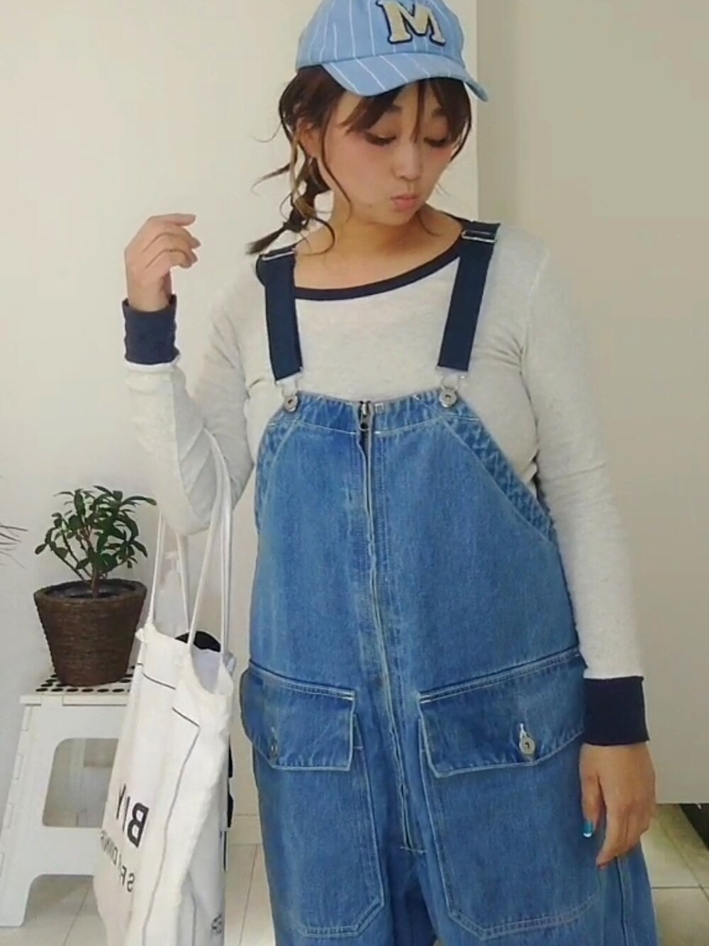 ブルー系のサロペット/オーバーオール、ホワイト系のTシャツ/カットソーを着用したレディースの冬コーディネートの3枚目の写真