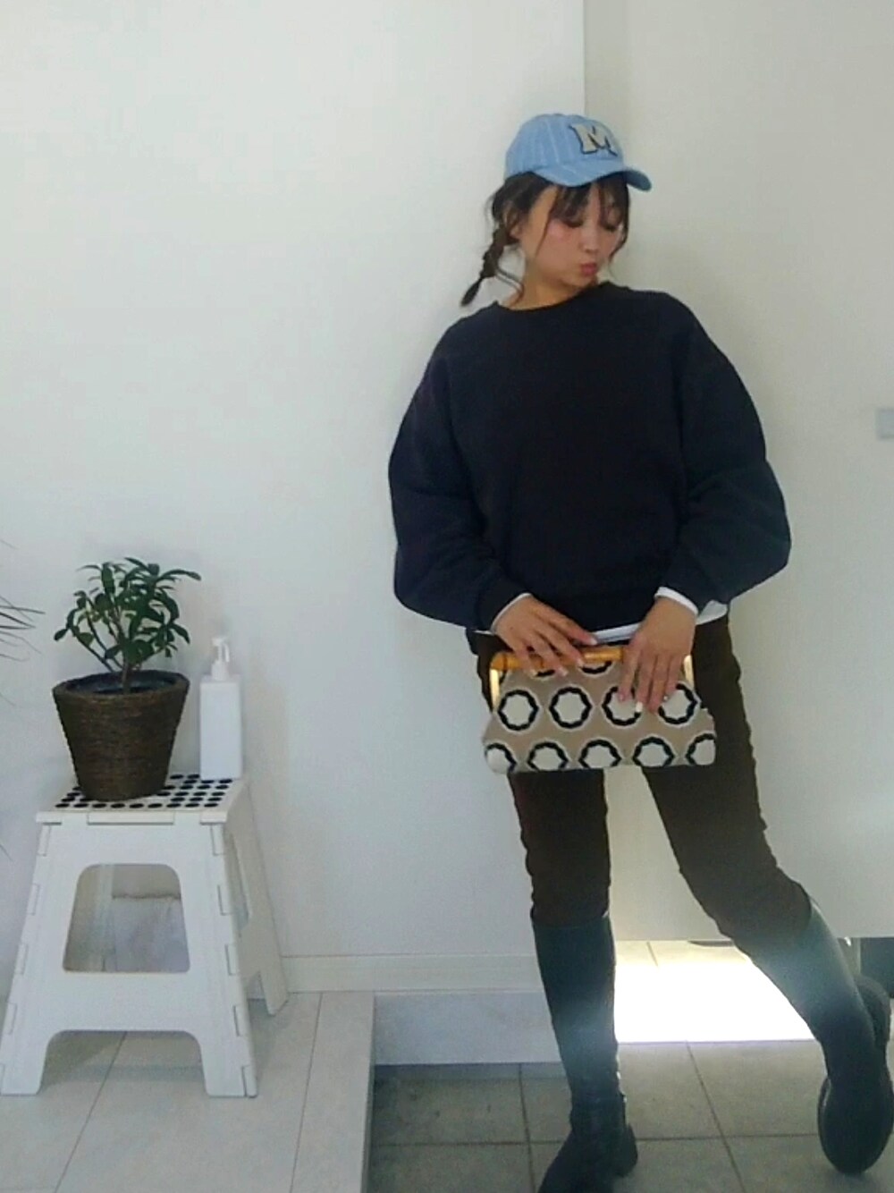 ブルー系のスウェット、ブラウン系のその他パンツを着用したレディースの冬コーディネートの3枚目の写真