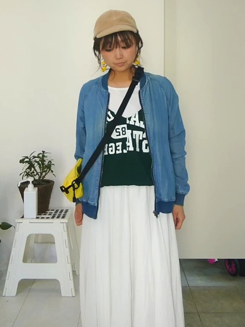 グリーン系のTシャツ/カットソー、イエロー系のボディバッグ/ウエストポーチを着用したレディースの春コーディネートの2枚目の写真