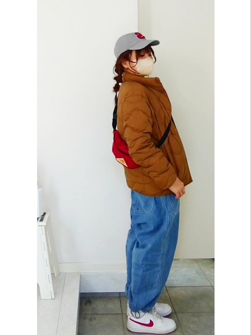 レッド系のボディバッグ/ウエストポーチ、ブルー系のサロペット/オーバーオールを着用したレディースの冬コーディネートの2枚目の写真