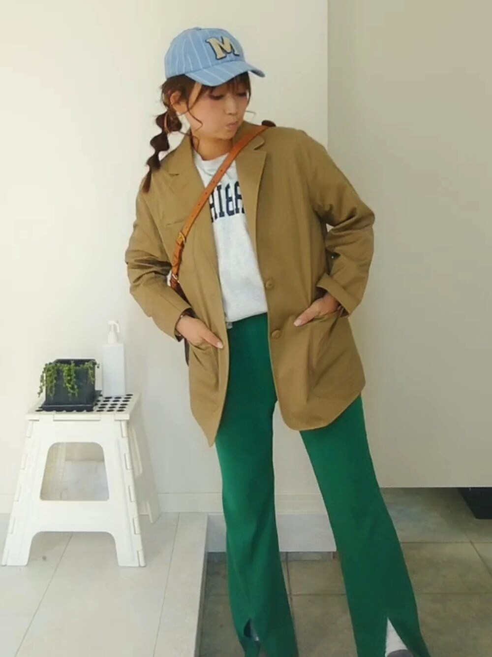 グリーン系のその他パンツ、ベージュ系のテーラードジャケット、グレー系のTシャツ/カットソーを着用したレディースの春コーディネートの3枚目の写真