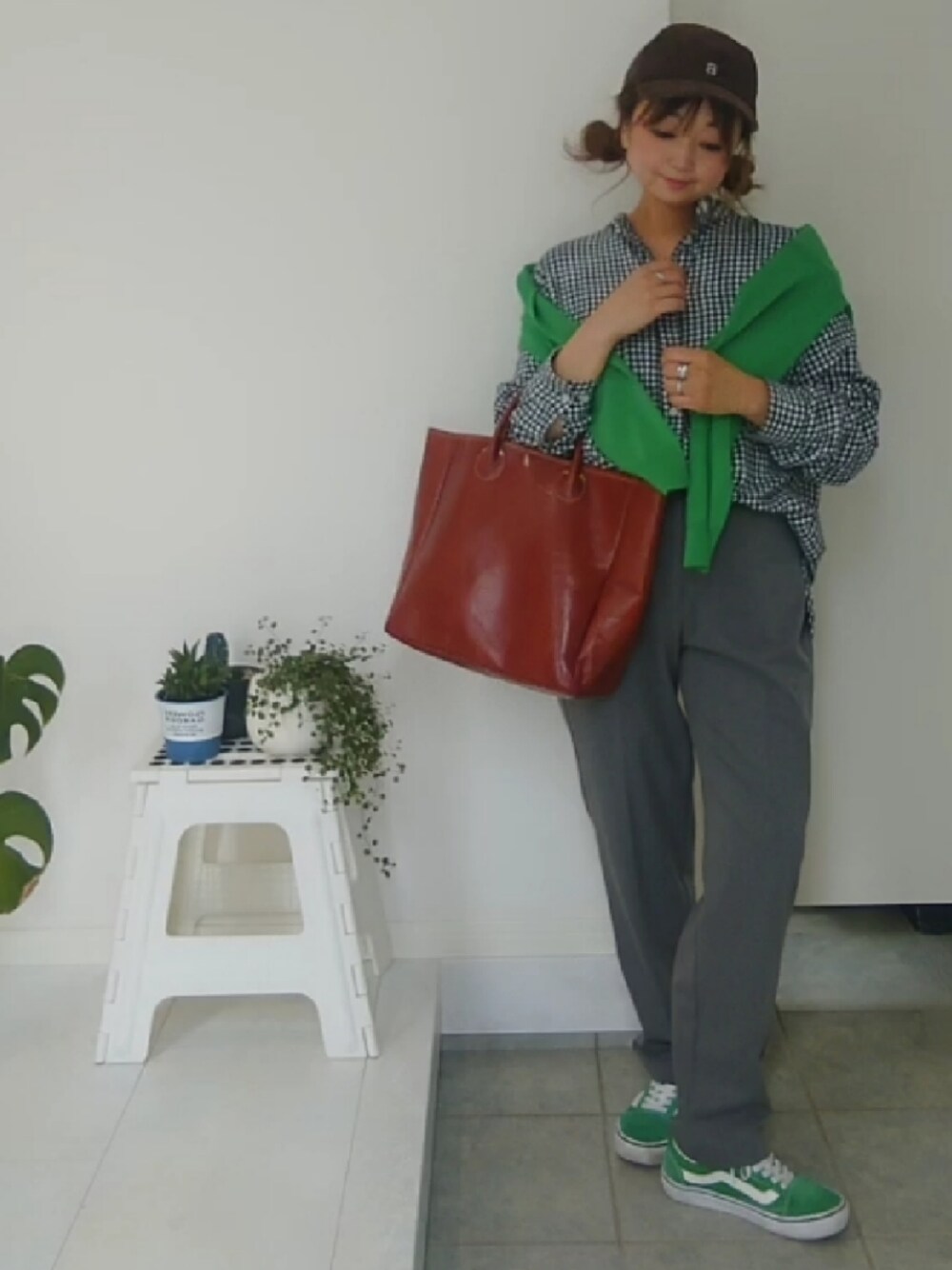 ブラック系のシャツ/ブラウス、ブラウン系のトートバッグ、グリーン系のスニーカーを着用したレディースの夏コーディネートの1枚目の写真