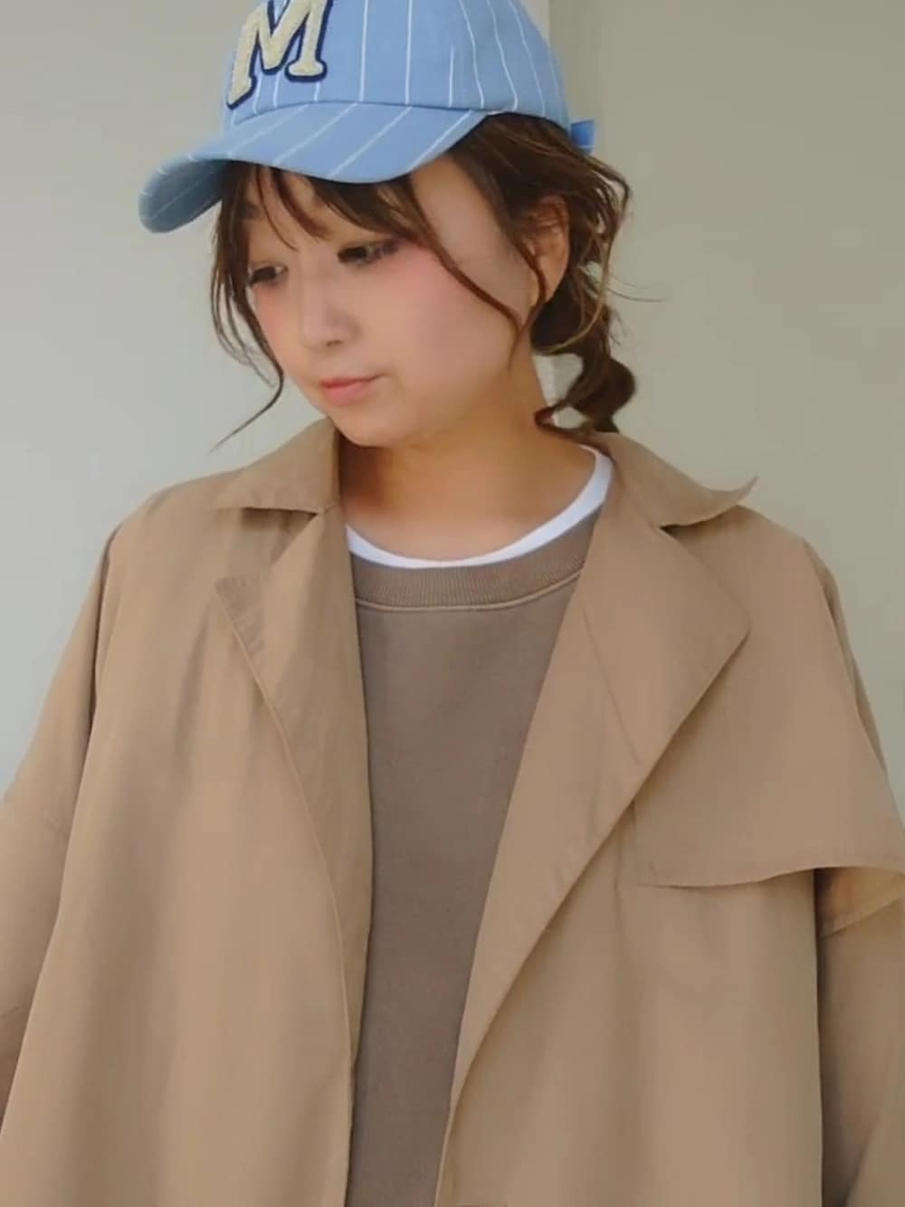 ベージュ系のその他アウター、ブラウン系のスウェットを着用したレディースの冬コーディネートの2枚目の写真