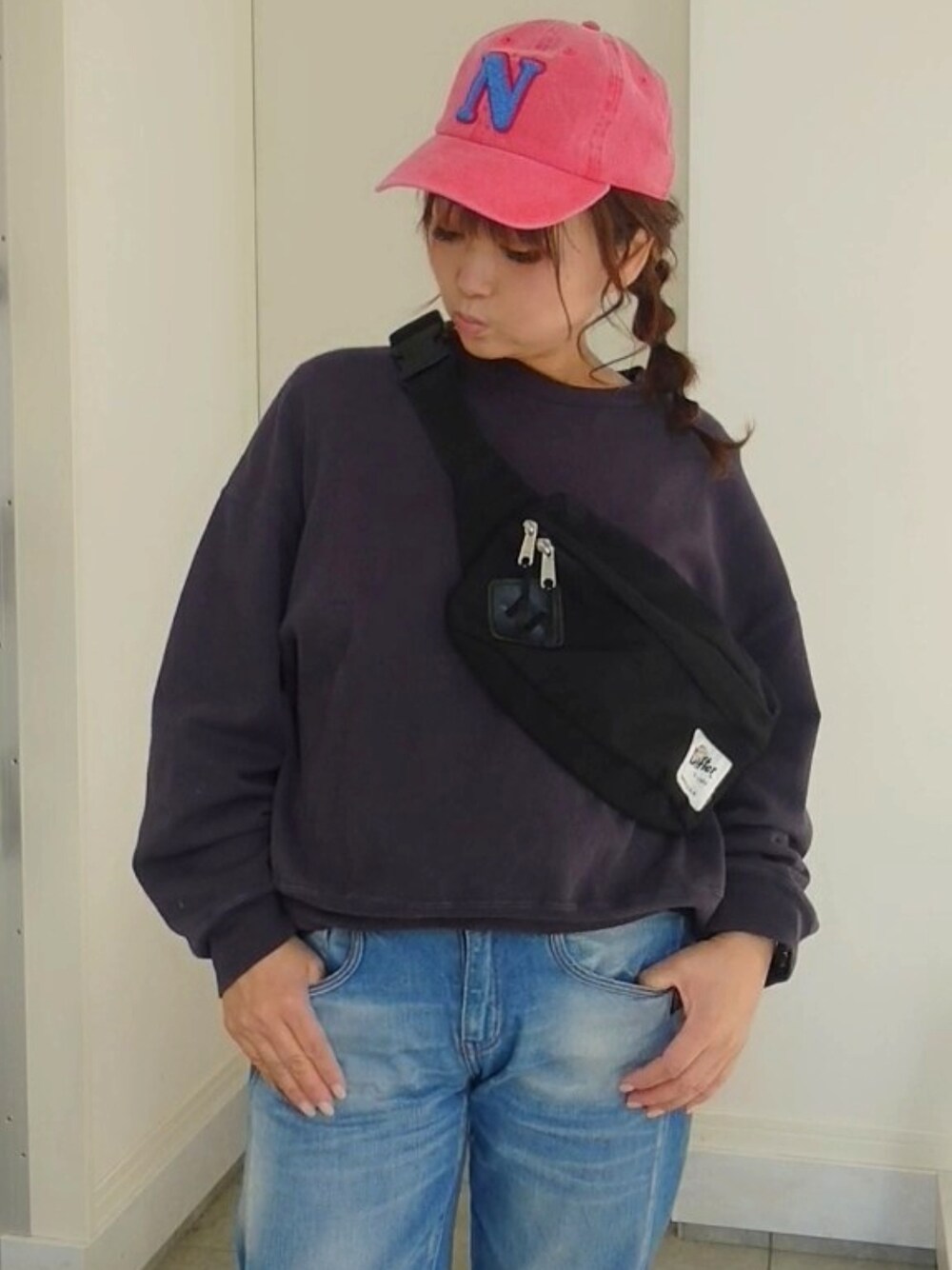 レッド系のスニーカー、ブルー系のデニムパンツ、ブルー系のスウェットを着用したレディースの春コーディネートの2枚目の写真