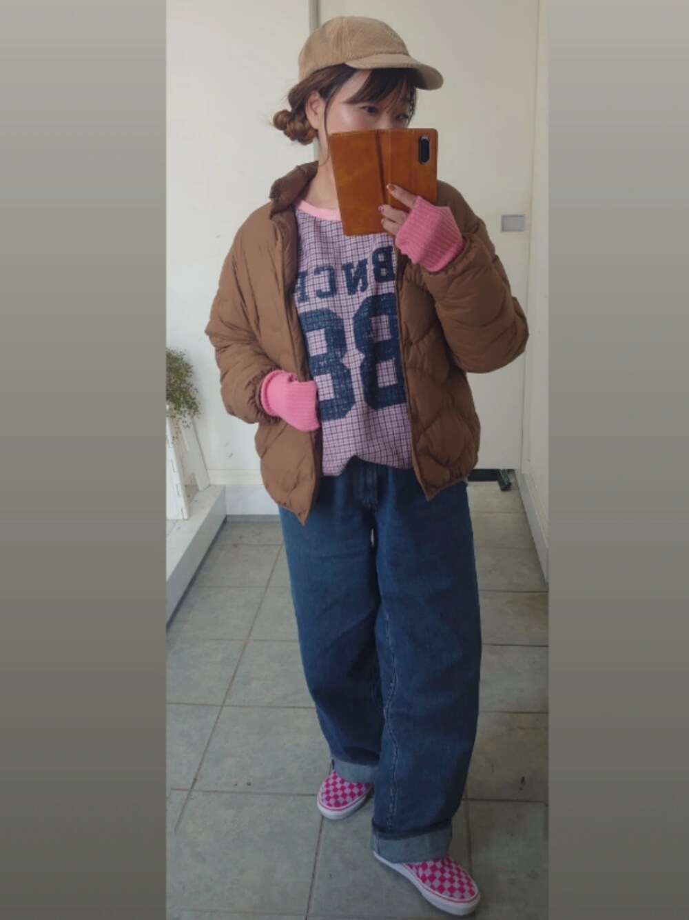 ピンク系のTシャツ/カットソーを着用したレディースの冬コーディネートの1枚目の写真