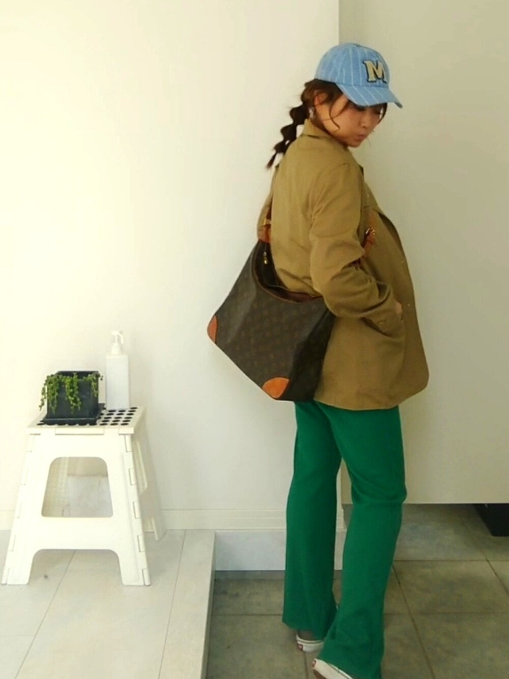 グリーン系のその他パンツ、ベージュ系のテーラードジャケット、グレー系のTシャツ/カットソーを着用したレディースの春コーディネートの2枚目の写真