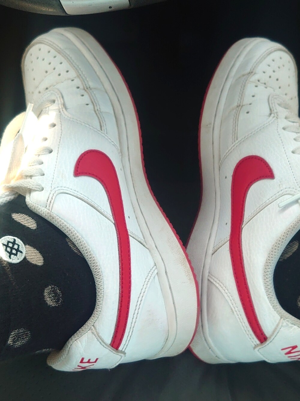 レッド系のスニーカー、ブルー系のデニムパンツ、ブルー系のスウェットを着用したレディースの春コーディネートの4枚目の写真