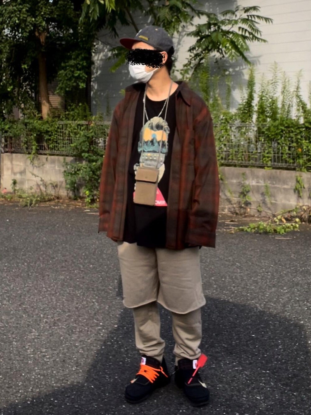 「キャップ、秋のコーデ、オトナカジュアル、秋コーデ、ストリートMIX、ブラウン、スニーカー、オーバーサイズ、ビッグシルエット、スウェットパンツ、シャツスタイル、ストリート、オフホワイト、アースカラー、ラフ」｜「NIKEのアイテム（スニーカー、ブラック系）」を使った、☆m(@s@)shi★さん（メンズ・168cm）の秋コーディネートの1枚目の写真
