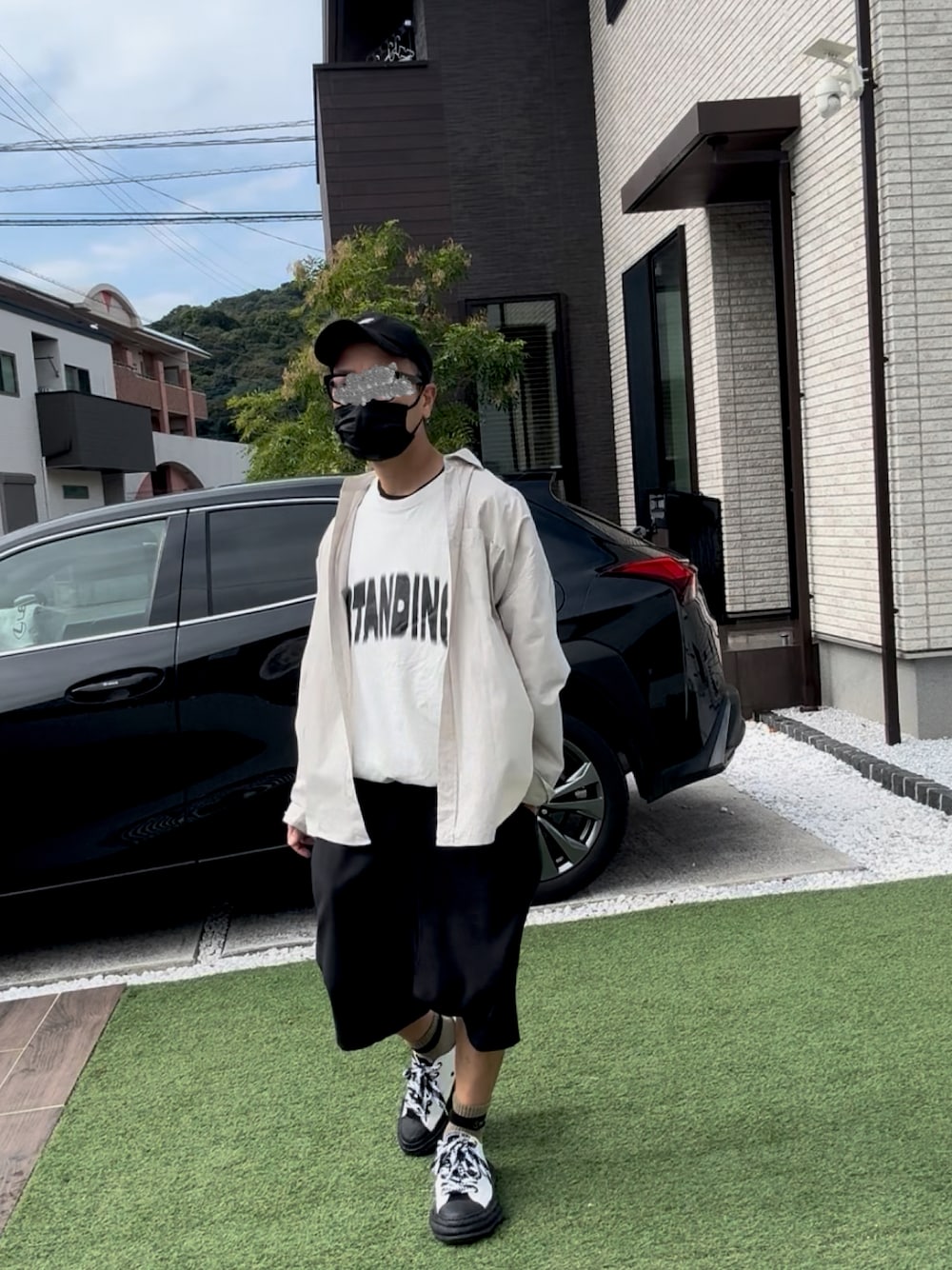 「レイヤードスタイル、サルエルパンツ、白黒、秋冬コーデ、モノトーン、秋コーデ、メガネ男子、スニーカーコーデ、ミハラヤスヒロ、ビッグシルエット、メゾンミハラヤスヒロ、キャップ、Tシャツイン、低身長男子、40代ファッション」｜「Maison MIHARA YASUHIROのアイテム（スニーカー、ブラック系）」を使った、☆m(@s@)shi★さん（メンズ・168cm）の秋コーディネートの1枚目の写真