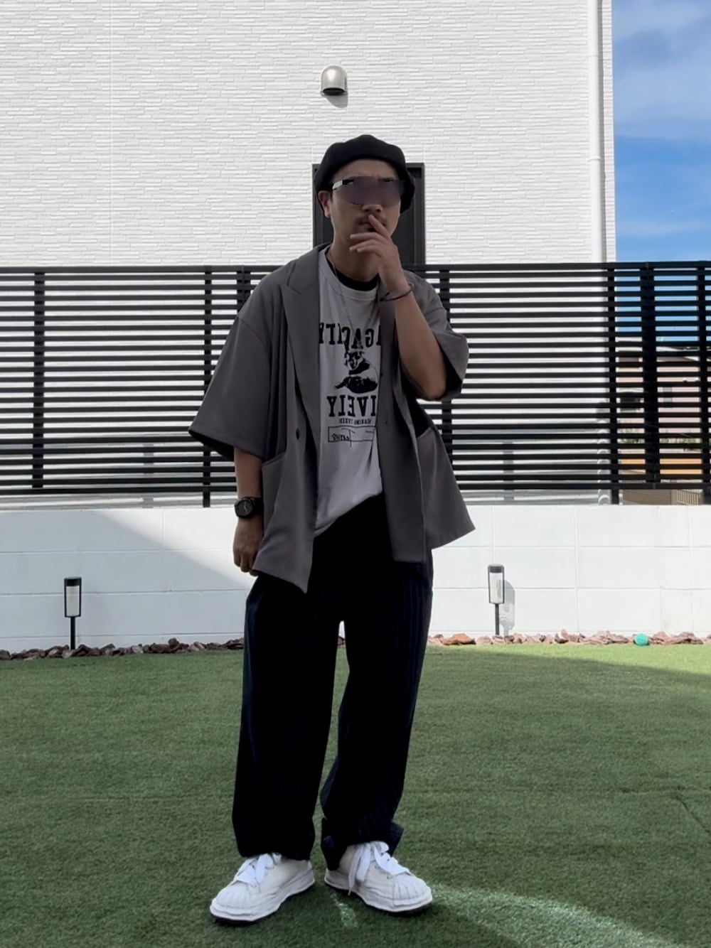グレー系のTシャツ/カットソー、ブラウン系のセットアップ、ブルー系のその他パンツを着用したメンズの夏コーディネートの1枚目の写真