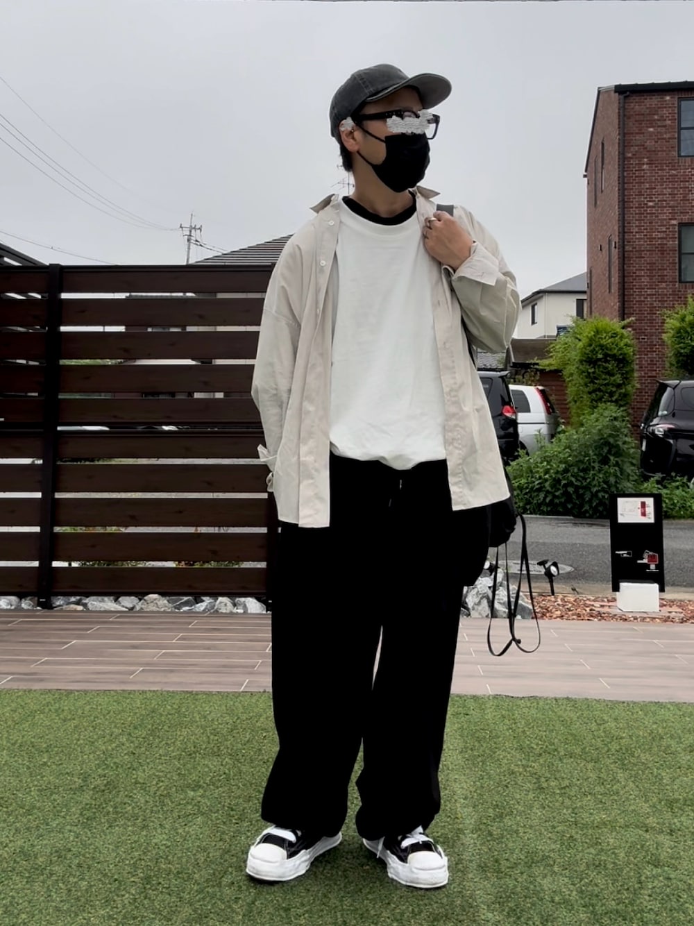 「モノトーン、シャツスタイル、春ファッション、デニムキャップ、きれいめカジュアル、スラックス、スニーカーコーデ、白Tシャツ、ワイドパンツ、大人コーデ、Tシャツイン、タックイン、大人カジュアル、韓国ファッション、キャップ×メガネ」｜「niko and...のピグメントステッチキャップ（キャップ、ブラック系）」を使った、☆m(@s@)shi★さん（メンズ・168cm）の春コーディネートの1枚目の写真