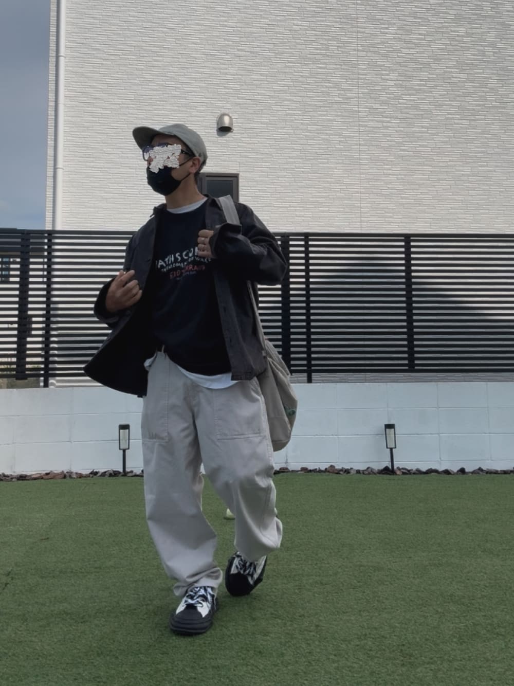「やっぱり帽子が好き、ショルダーバッグ、ワイドパンツ、ベイカーパンツ、モノトーン、黒Tシャツ、ニコアンド(niko and...)、ニコアンド、nico and…、大人コーデ、メンズファッション、キレイめカジュアル、オーバーサイズ、ビッグシルエット、カジュアルスタイル」｜「niko and...のワイドケミカルベイカーパンツ（その他パンツ、ベージュ系）」を使った、☆m(@s@)shi★さん（メンズ・168cm）の春コーディネートの1枚目の写真
