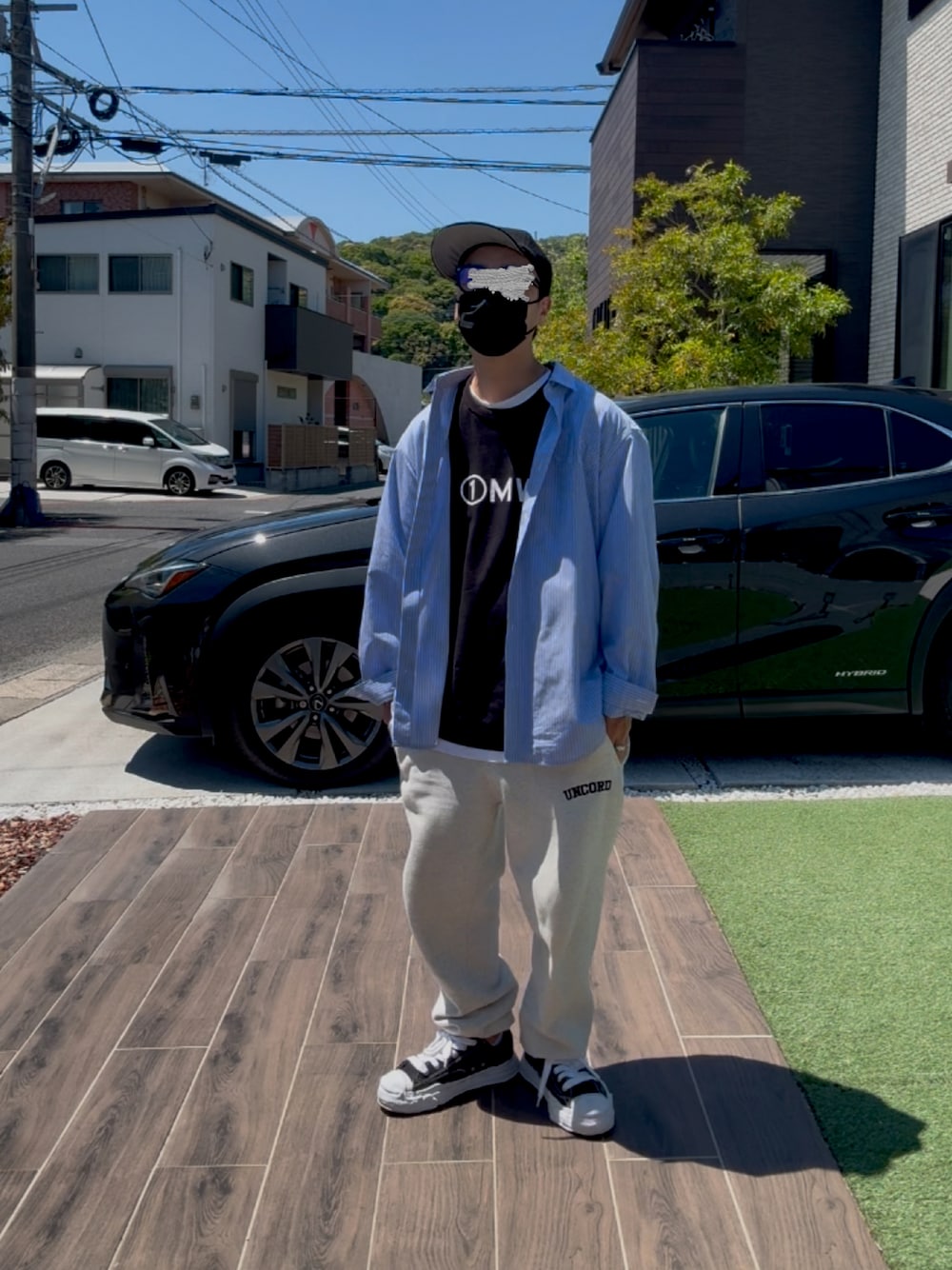 「春服、ストライプシャツ、青、ポケT、黒Tシャツ、ゆるコーデ、シャツ、オーバーサイズ、スニーカー男子、スウェットパンツ、大きいサイズメンズ、春、キャップ、メガネ男子、UG」｜「UNCORDの【UNCORD】LOGO SWEAT PANTS/ロゴスウェットパンツ（スウェットパンツ、ベージュ系）」を使った、☆m(@s@)shi★さん（メンズ・168cm）の春コーディネートの1枚目の写真