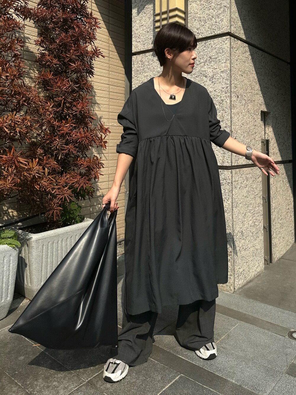 「オトナカジュアル、ootd、moussy、dress、New Balance、MM6、大人コーデ、通勤コーデ、きれいめカジュアル、カジュアル、ラフ」｜「MOUSSYのWAIST SWITCH GATHER ドレス（ワンピース、ブラック系）」を使った、KellyLeeさん（レディース・166cm）の春コーディネートの1枚目の写真