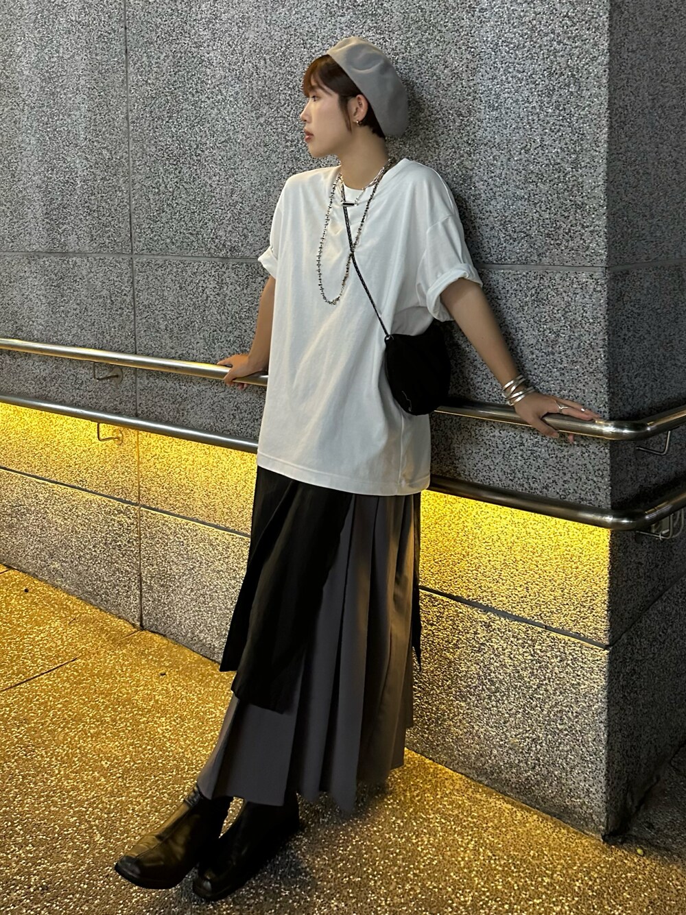 「UNIQLOのエアリズムコットンオーバーサイズTシャツ（5分袖）（Tシャツ/カットソー、ホワイト系）」を使った、KellyLeeさん（レディース・166cm）の秋コーディネートの1枚目の写真