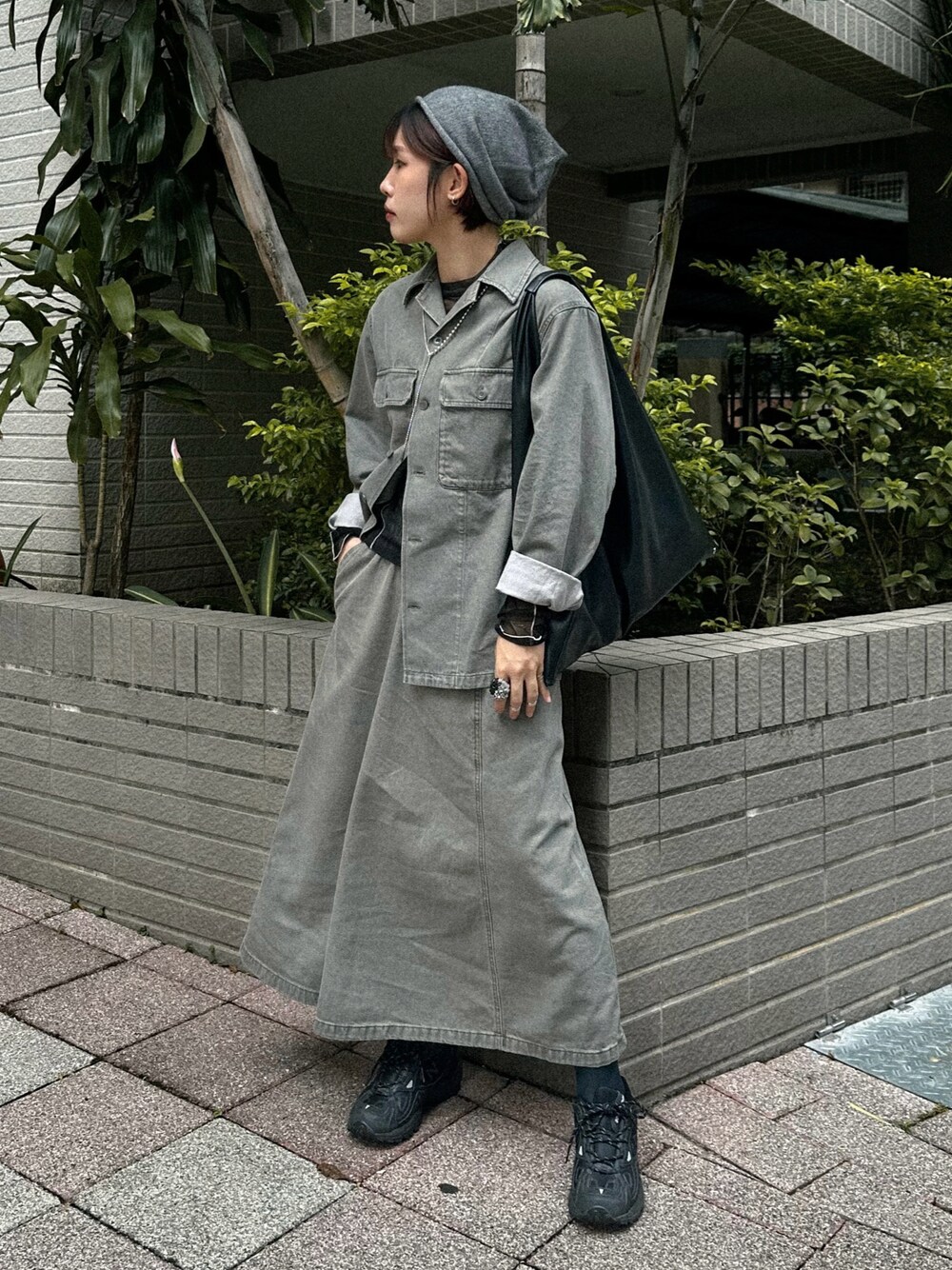 「UNIQLOのアイテム（シャツ/ブラウス、グレー系）」を使った、KellyLeeさん（レディース・166cm）の冬コーディネートの1枚目の写真