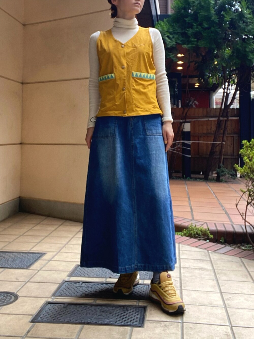 「UNIQLO、ベスト、タートルネック、AIR MAX、Columbia、秋コーデ、だから秋服が好き、ZOZOブランドディレクター発掘企画、WEARセンバツ」｜「Columbiaのアイテム（ベスト、イエロー系）」を使った、ちばゆきさん（レディース・157cm）の秋コーディネートの1枚目の写真