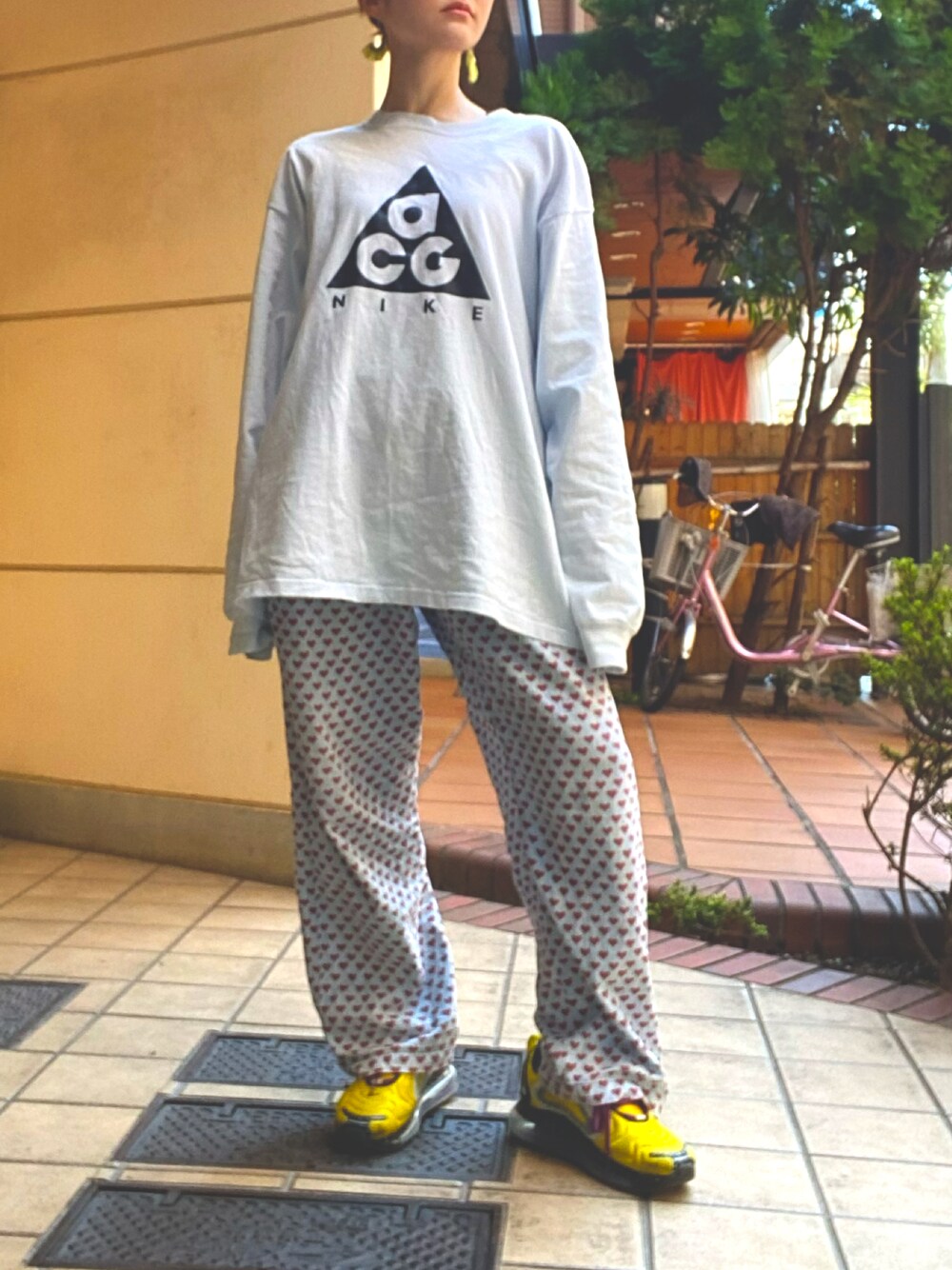 「NIKEACG、bohemians、パジャマ風、undercover x nike、ZOZOブランドディレクター発掘企画」｜「BOHEMIANSのアイテム（パンツ、ブルー系）」を使った、ちばゆきさん（レディース・158cm）の秋コーディネートの1枚目の写真