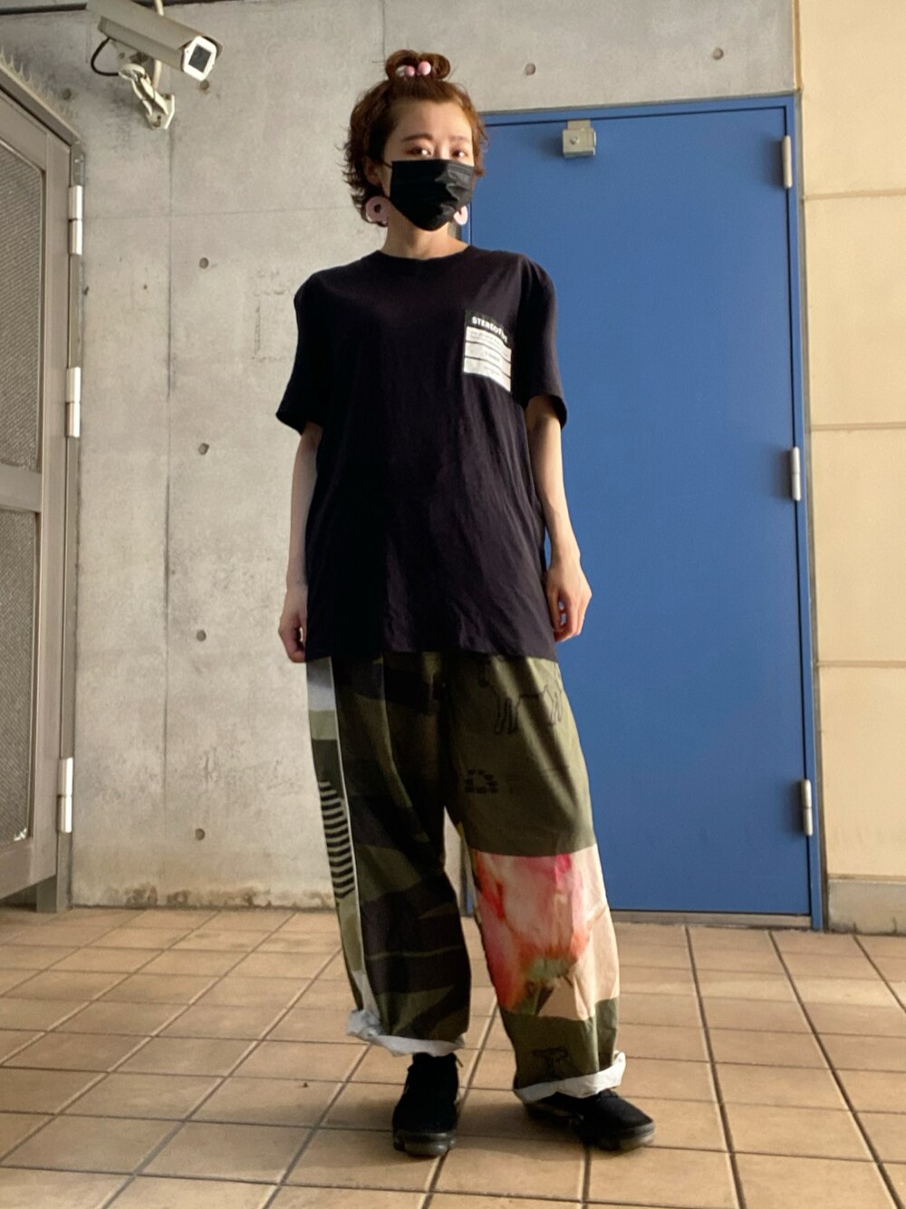 「Maison Margiela、name.、nike vapor max」｜「Maison MargielaのMaison Margiela "STEREO TYPE”Tシャツ（Tシャツ/カットソー、ブラック系）」を使った、ちばゆきさん（レディース・158cm）の夏コーディネートの1枚目の写真