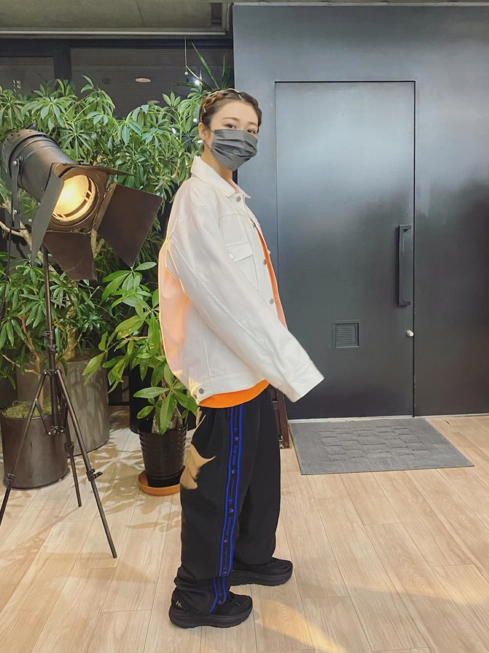 「デニムジャケット、supreme、ジージャン、休日スタイル、ANACHRONORM、Champion、hokkoriko、MIDIUMISOLID、HOKA ONE ONE × Engineered  Garments、2022ss、ミディウミソリッド、MidiUmi、ミディウミ」｜「Supreme のアイテム（パンツ、ブラック系）」を使った、ちばゆきさん（レディース・158cm）の冬コーディネートの1枚目の写真