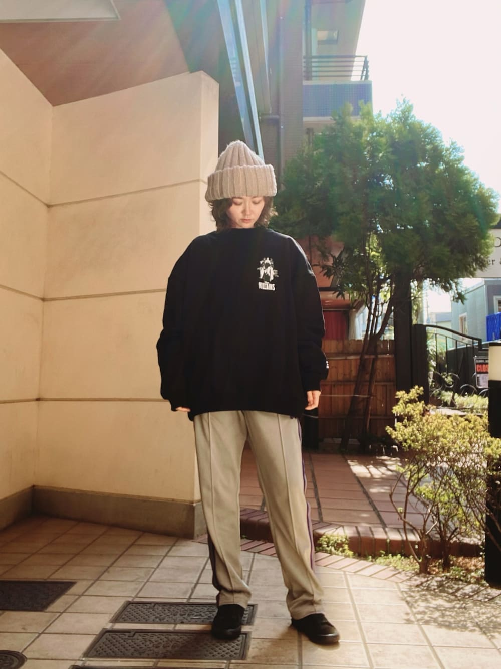 「FIG&VIPER、needles トラックパンツ、NEEDLES、CDG、NIKE、ニット帽」｜「Needlesのアイテム（パンツ、シルバー系）」を使った、ちばゆきさん（レディース・157cm）の春コーディネートの1枚目の写真