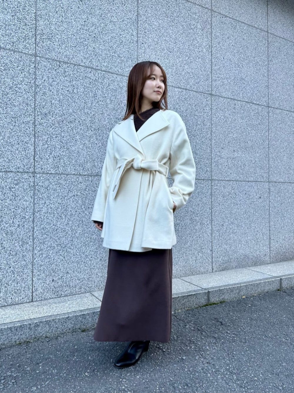 ブラック系のブーツ、ベージュ系のその他パンツ、ブラウン系のワンピースを着用したレディースの冬コーディネートの1枚目の写真