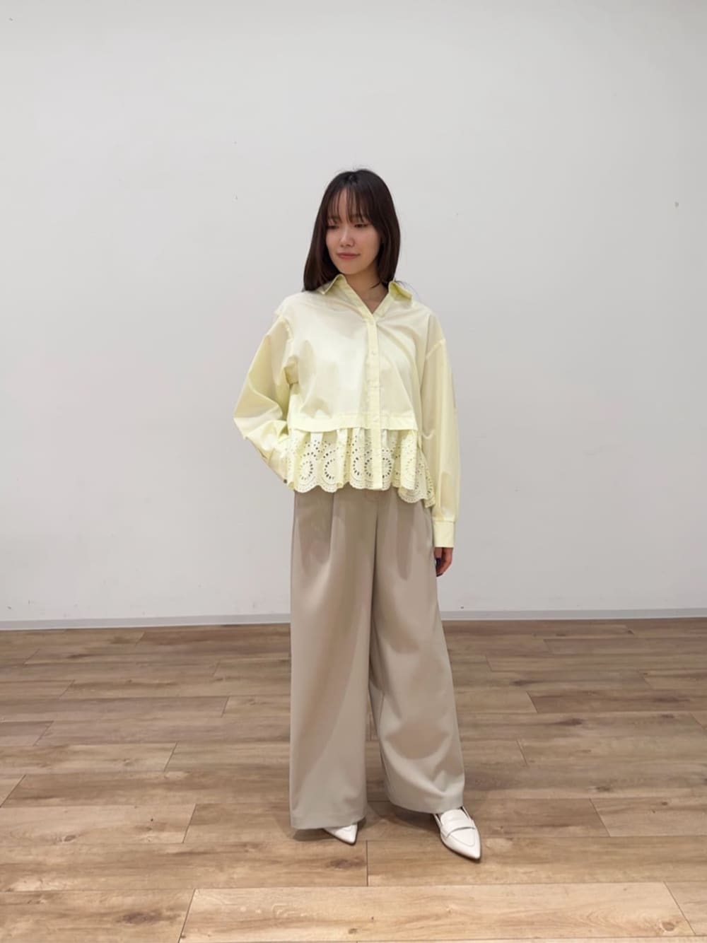 イエロー系のシャツ/ブラウス、ベージュ系のその他パンツを着用したレディースの冬コーディネートの1枚目の写真