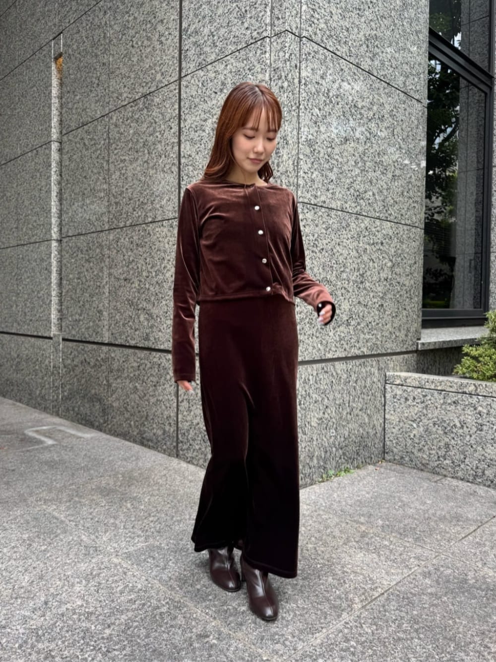 ブラウン系のワンピース、ブラウン系のブーツ、ホワイト系のTシャツ/カットソーを着用したレディースの秋コーディネートの1枚目の写真