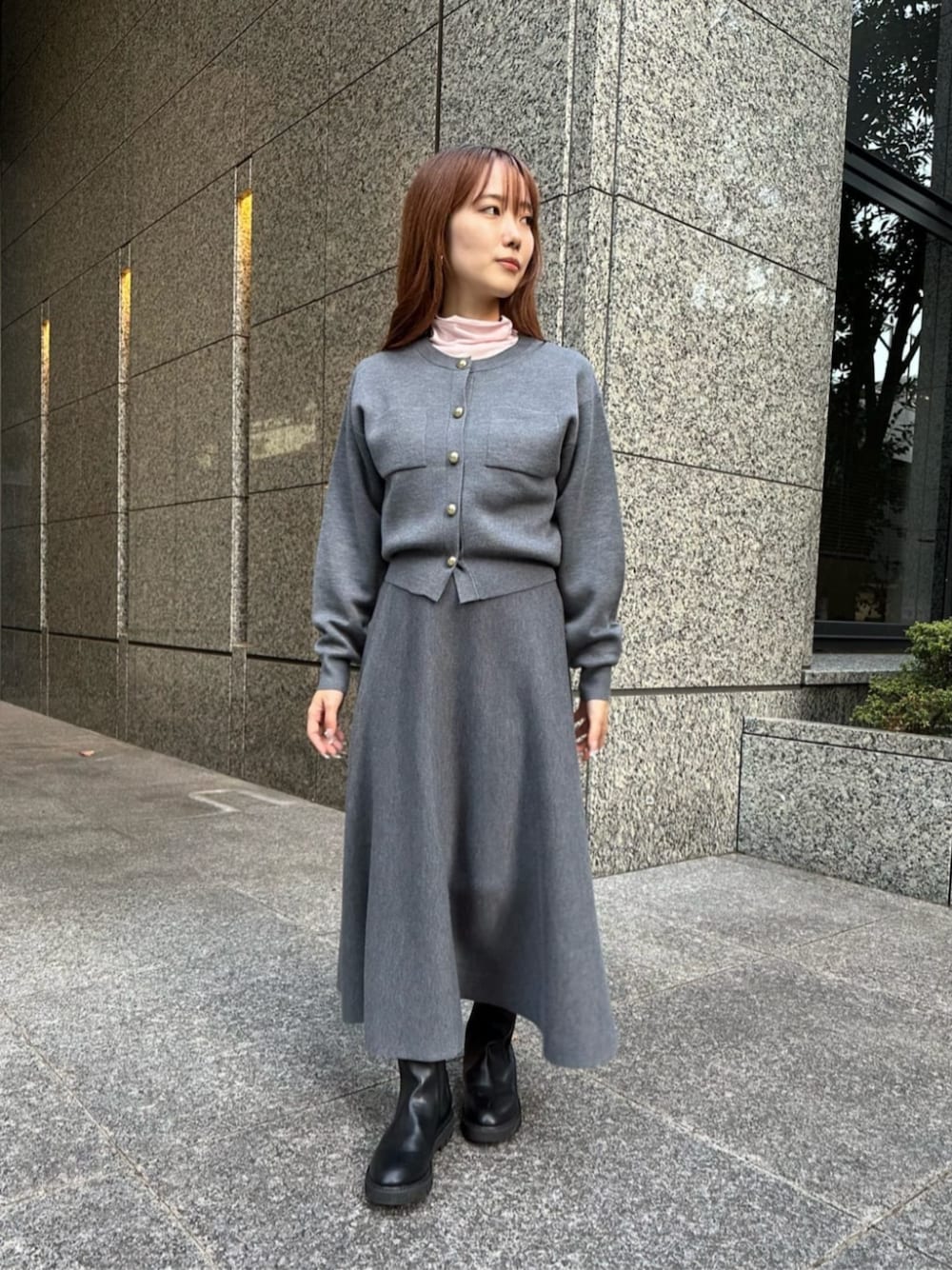 ブラック系のブーツ、ブラック系のブーツ、ブラック系のその他パンツを着用したレディースの秋コーディネートの1枚目の写真