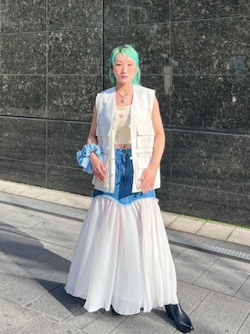 「アイテム（スカート、ブルー系）」を使った、箕山さん（レディース・165cm）の春コーディネート