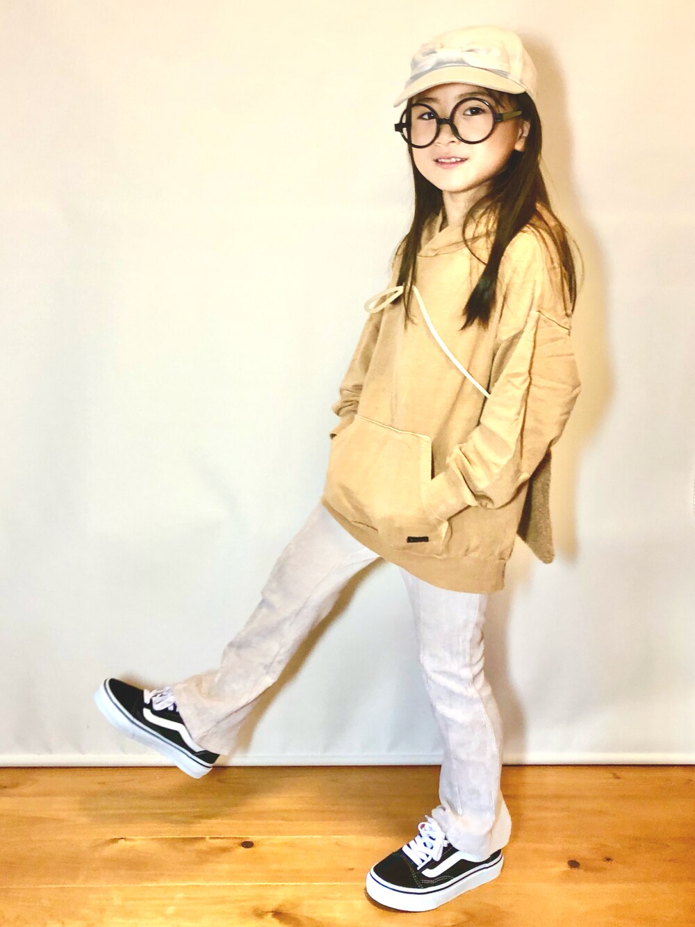 「ベージュ、休日コーデ、キャップ、スニーカー、オールドスクール、リブパンツ、ショルダーバッグ、めがね、カジュアルコーデ、Branshes、petit main、VANS、秋のコーデ、ビッグシルエット、スウェット」｜「BRANSHESのピグメント染めパーカー（パーカー、イエロー系）」を使った、hmyさん（キッズ・110cm）の秋コーディネートの1枚目の写真