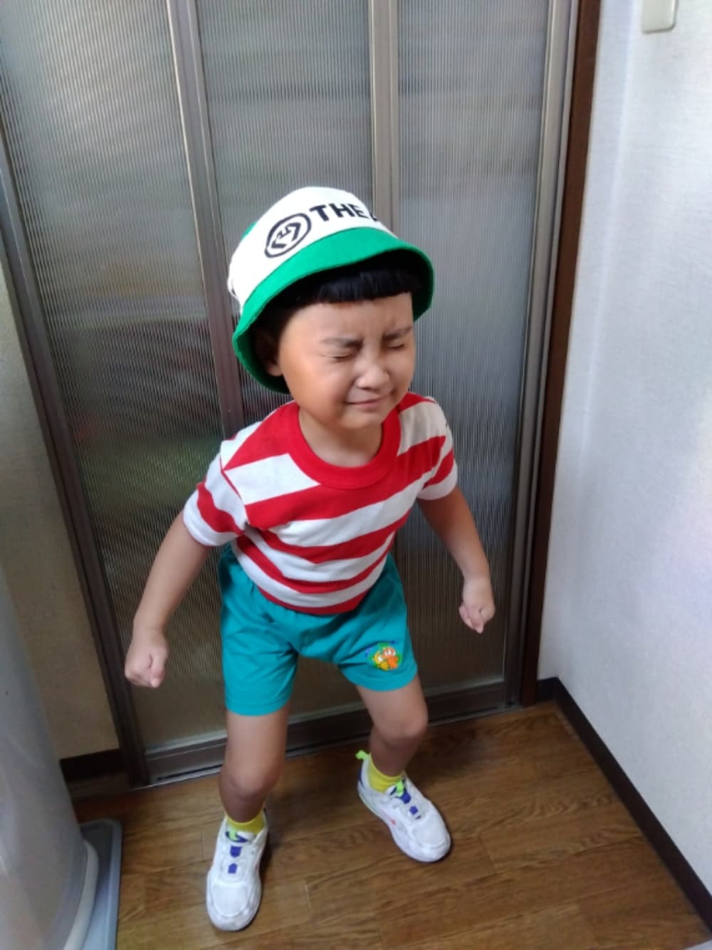 「キッズコーデ、キッズファッション、カラー×コーデ、ハーフパンツ、カジュアル、ボーダー、Tシャツ、バケットハット、スニーカー、男の子、NIKE、古着」｜「韓国子供服のアイテム（帽子、グリーン系）」を使った、sさん（キッズ・110cm）の秋コーディネートの1枚目の写真