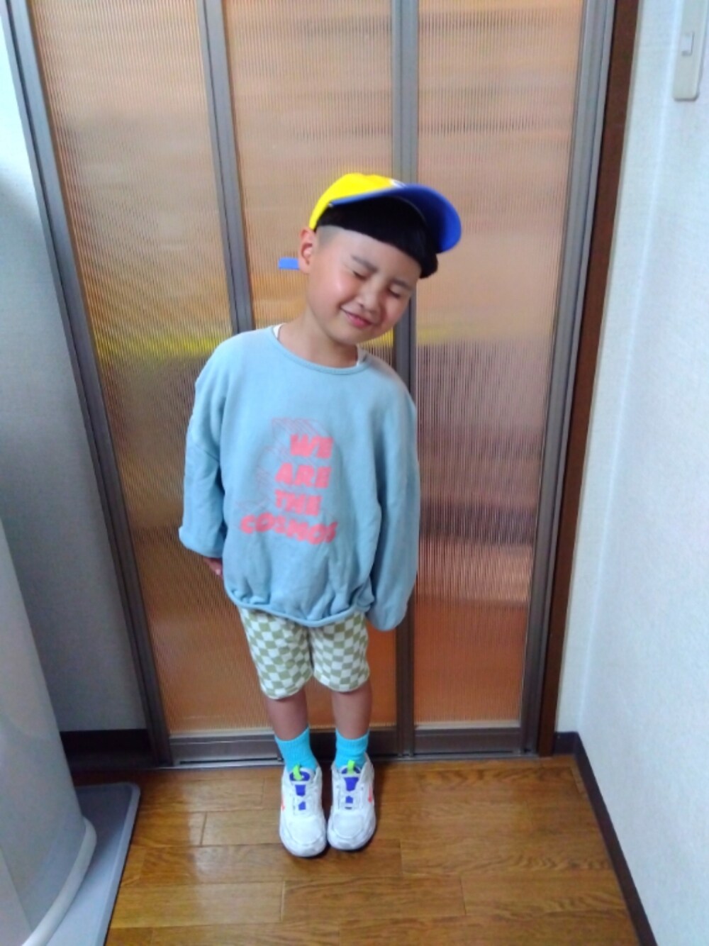 「春コーデ、スニーカー、カジュアルコーデ、男の子、kids、キッズコーデ、キッズファッション、キャップ、韓国子供服、NIKE、古着、スウェット、ビタミンカラー」｜「韓国子供服のアイテム（キャップ、イエロー系）」を使った、sさん（キッズ・110cm）の春コーディネートの1枚目の写真