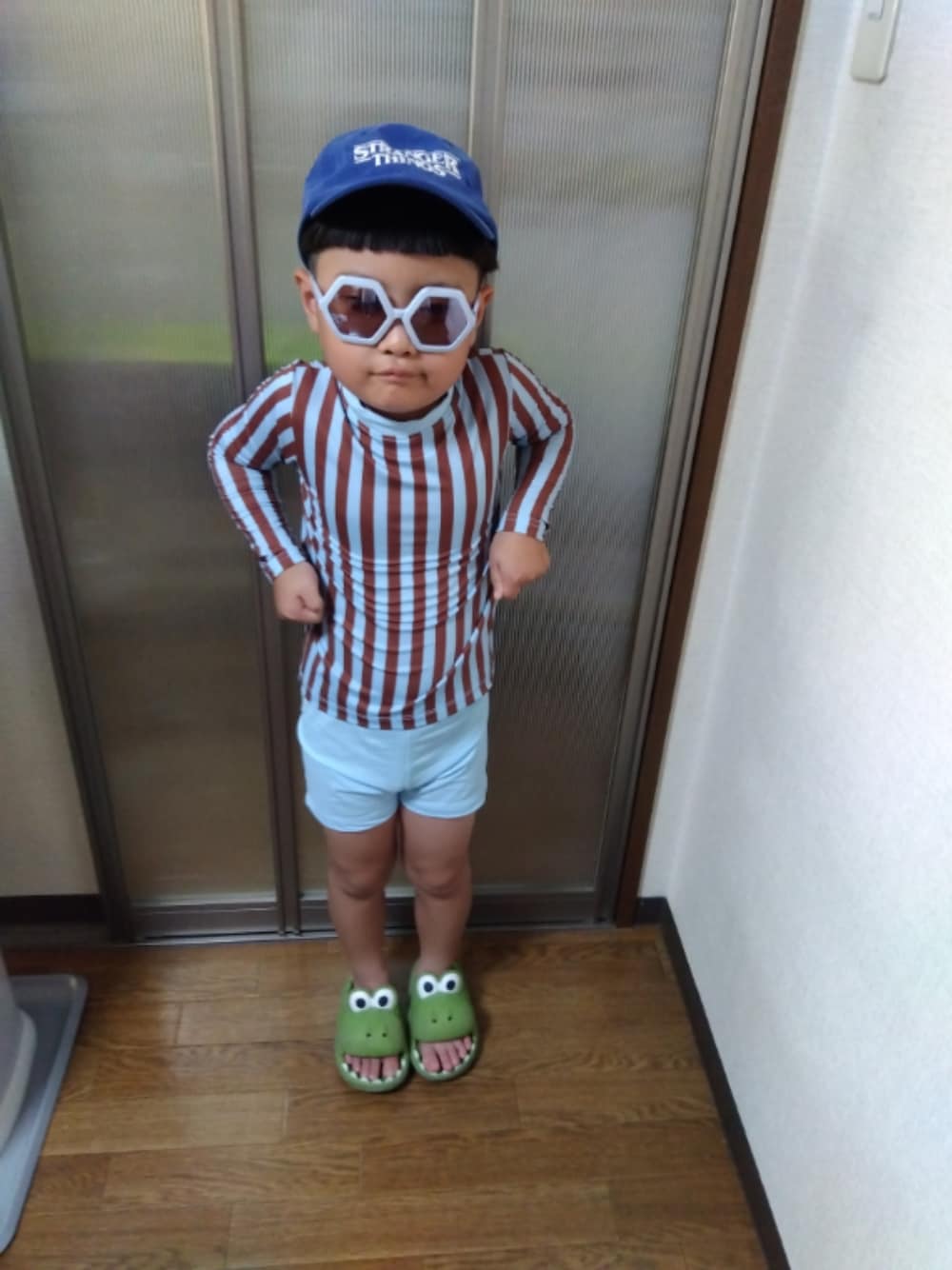 「夏コーデ、休日スタイル、水着、サンダル、キャップ、サングラス、キッズコーデ、キッズファッション、男の子、プール、ラッシュガード、韓国子供服」｜「韓国子供服のアイテム（キャップ、ブルー系）」を使った、sさん（キッズ・110cm）の夏コーディネートの1枚目の写真