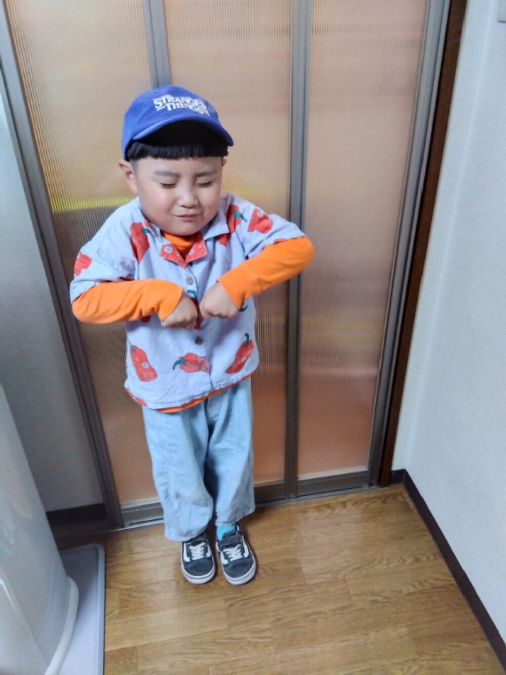 「お出かけコーデ日記、キッズファッション、カジュアル、シンプルコーデ、ビタミンカラー、キッズコーデ、男の子、キャップ、シャツスタイル、デニム、スニーカー、古着、VANS、韓国子供服」｜「韓国子供服のアイテム（キャップ、ブルー系）」を使った、sさん（キッズ・110cm）の春コーディネートの1枚目の写真